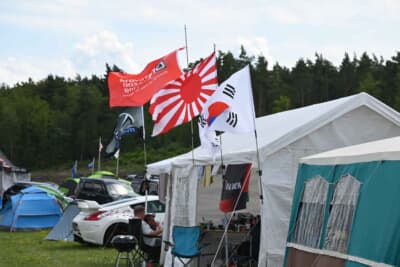 日本車と韓国車の祭典らしく日の丸国旗と韓国国旗が並んでます