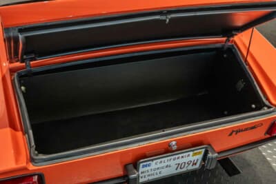 200万ドル〜250万ドル(邦貨換算約2億9436万円〜3億6795万円)で現在も販売中のランボルギーニ「P400ミウラ」(C)Courtesy of RM Sotheby's