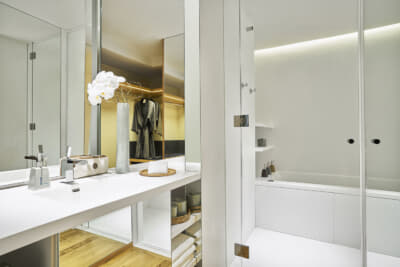 白を基調にしたスタイリッシュな「オーシャンルーム」のバスルーム。チバソムオリジナルのアメニティが備わる