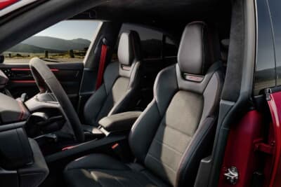 ポルシェ・マカンGTS：フロントの18ウェイアダプティブスポーツシートは、エンボス加工のレーステックスとブラックのプレーンレザーを採用