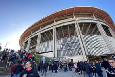 アイントラハト・フランクフルトの本拠地、ドイチェバンク・パークでの試合前の様子。こんなに良い天気だったのに、試合前には雹の混じる大雨が降りました