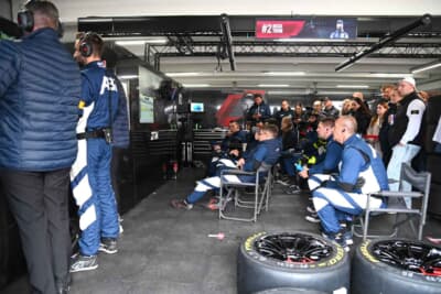 ABTチームのレース中のピットの様子