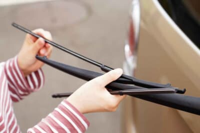 ゴムだけの交換で済ませたいところだが、本文でも説明したようにワイパー全体で拭き上げているわけで、ゴムとブレード、同時に交換するのが基本だ