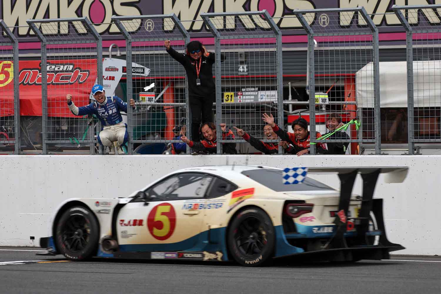 馬車が走る 最終戦もてぎでマッハ号がシリーズ初優勝！ GT300王座はLEON AMGが獲得