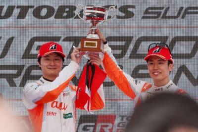 1号車au TOM'Sの山下健太選手（左）と坪井翔選手（右）