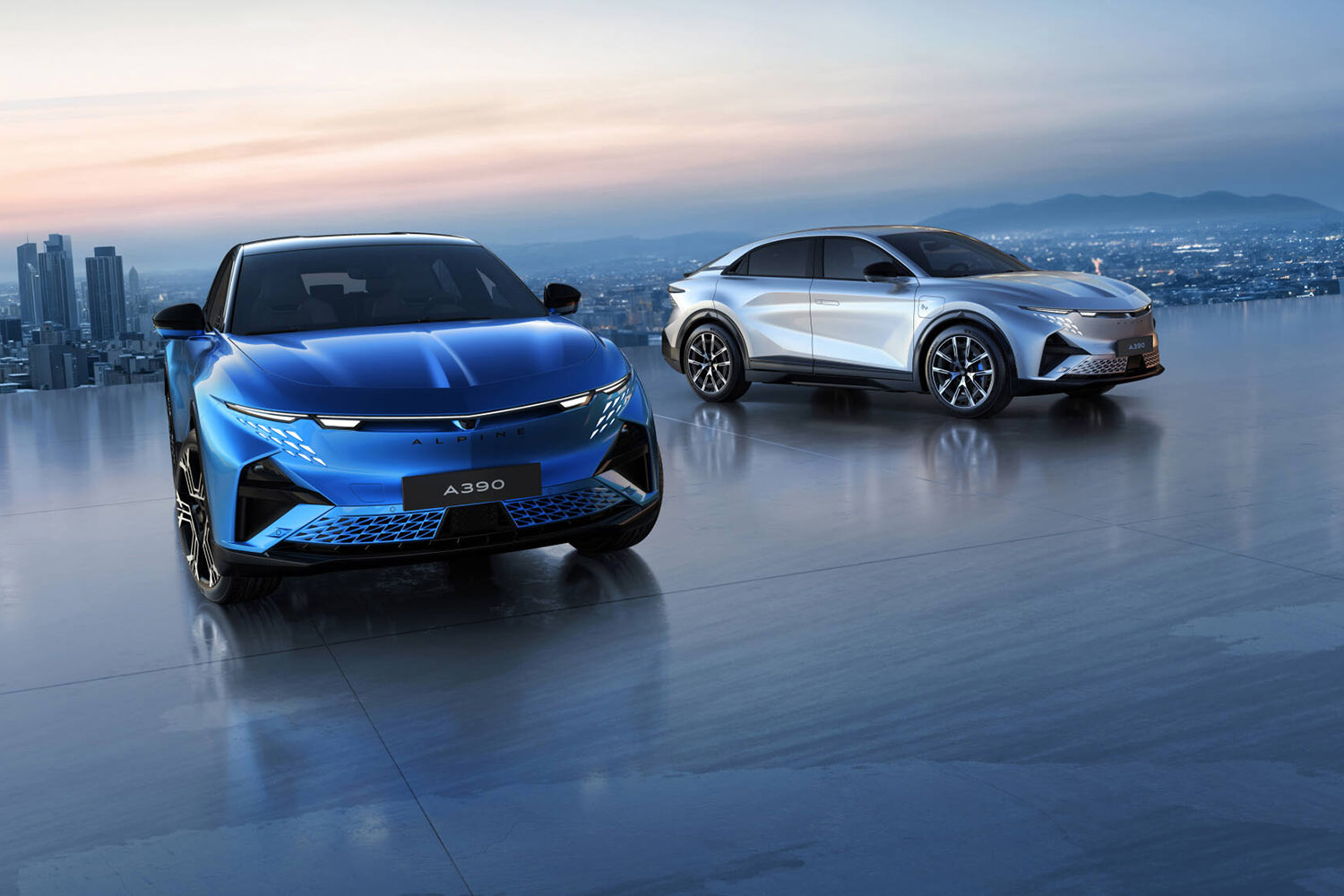 3モーター搭載の4輪駆動！アルピーヌ新型電動スポーツファストバック