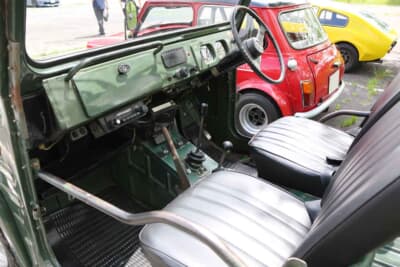 スズキ ジムニー：ステアリングはオリジナルである。当時のAMラジオ付きだ。「そろそろNHKとAFNしか放送局がなくなってしまうが、かえって日光でAFNが聞きやすくなるかも」と期待している