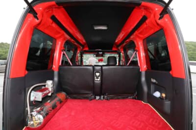 ダイハツ アトレーワゴン:リアハッチを開けたラゲッジスペースにはエアサス用のタンクとコンプレッサーが確認できる