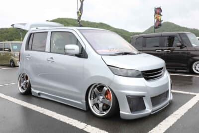 スズキ ワゴンRスティングレー:レクサス純正ソニックイリジウムシルバーにオールペンしシンプルながら特別な輝きを放つボディ