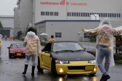 あいにくの雨模様となったBEAT & S660 Meeting in 2025 。全国から集まった仲間たちを誘導する実行員のメンバーたち