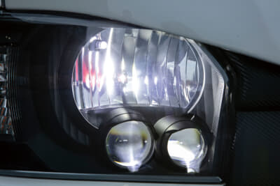 ヴァレンティ ジュエルLEDヘッドバルブ:新開発のLEDチップの採用により、最高クラスの明るさを実現。さらに、ヴァレンティレッド&ブラックアルマイトのカラーが、目元をグッと引き締めてくれる