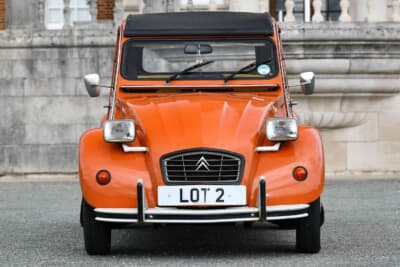 2万5000ポンド〜3万5000ポンド(邦貨換算約507万円〜約710万円)で現在も販売中のシトロエン「2CV6」(C)Bonhams