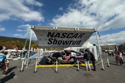 レースの目玉のひとつは、アメリカンモータースポーツの象徴とも言える「NASCAR」が日本にやってきたこと