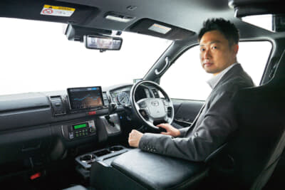 パイオニア株式会社・マーケティング統括グループ 佐藤祐樹さん「ハイエース・ワゴンGLを自ら所有し、ボックスカーにおける最高の音作りを実践する。ファミリーで使うハイエースのシステム作りに関する持ちネタ(データ)は是非とも参考にしたい」と語る