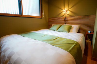 クルマが1台駐車できる01号室は寝室がひとつ。2台止められる02号室は 寝室がふたつあり。シングルからファミリーまで幅広く使える