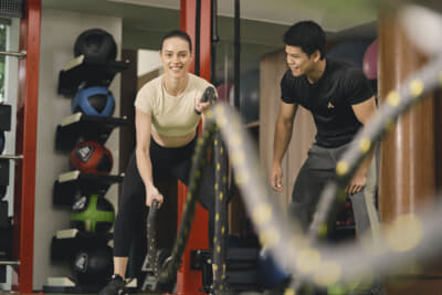 フィットネス施設は日本では想像できないほど充実した専門性の高い設備を誇る。ストレッチからエクササイズ、筋力強化などプログラムは実に多岐にわたり、トレーナーと1対1で行うパーソナルトレーニングも受けられる