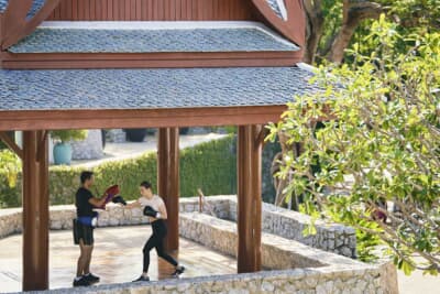 フィットネス施設は日本では想像できないほど充実した専門性の高い設備を誇る。ストレッチからエクササイズ、筋力強化などプログラムは実に多岐にわたり、トレーナーと1対1で行うパーソナルトレーニングも受けられる