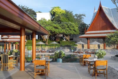 アウトドアプールに面したメインダイニング「テイスト・オブ・サイアム」。ビーチにも面しており、朝は心地よく、ディナーはロマンチックだ