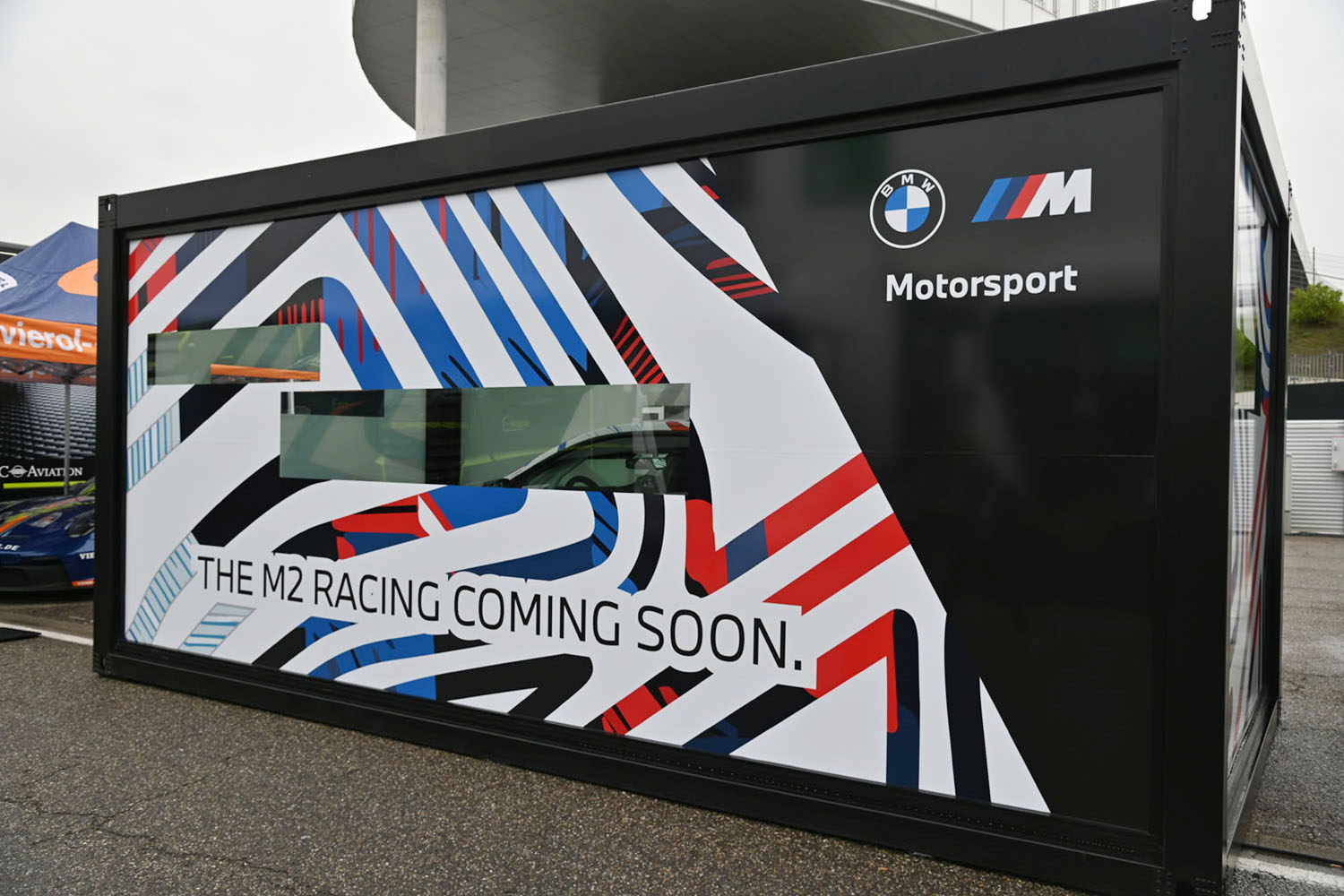 ドイツの伝統レース「DTM」最終戦に潜入！ レース以外の場外でもショッピングというバトルが繰り広げられているのでした【みどり独乙通信】