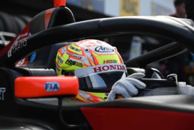 バイザーに記された「HONDA」の文字にも強く惹かれます