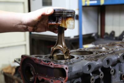 オイル上がりの主な原因はピストンリングの摩耗だ。オイル交換を怠ると、ピストンまわりにカーボンが付着してオイルリングの作動を妨げることもある