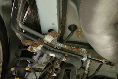 燃料パイプに磁石を巻くことで、ガソリン内の分子が分離して燃費やパワーアップを実現するとされている。ただし、インジェクターから遠いところに貼っても効果は出にくようだ（画像はイメージ）