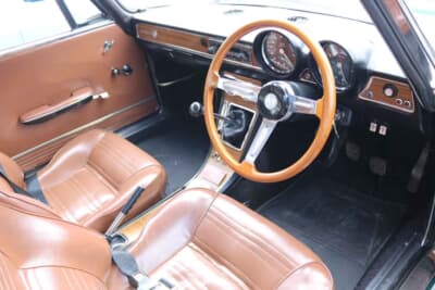 アルファ ロメオ 1750 GTV:ステアリングやメーターはノーマルであり、いい状態を保っている。良質車を入手できたため、もう増車の予定はないそうだ