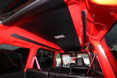 ダイハツ アトレーワゴン:内装は貴美子さんの好きな赤を基調に黒とのツートンカラーで統一されている