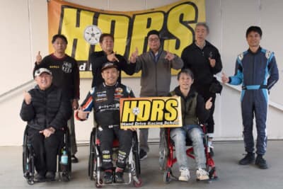 一般社団法人国際スポーツアビリティ協会が主催しているハンドドライブレーシングスクール(HDRS)。主催者の青木拓磨氏は、元GPライダー。練習中の事故で半身不随になった。講師はスーパー耐久シリーズなどで活躍する山田亮選手が務める