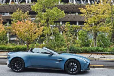 アストンマーティン ヴァンテージ ロードスター:ルーフはわずか210mmの高さに折りたたまれ、シームレスで流れるようなリアプロファイルを実現