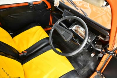 2万5000ポンド〜3万5000ポンド(邦貨換算約507万円〜約710万円)で現在も販売中のシトロエン「2CV6」(C)Bonhams