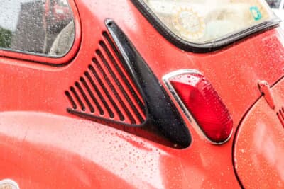 スバル 360 ヤングSS:リアのエアインテークにはフィンが備わる