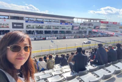 S耐レースは、市販車をベースにした車両で長時間戦う、日本発祥の耐久レース。プロ選手だけでなく、アマチュアドライバーもチームを組み、速さだけでなく、燃費、タイヤ戦略、チームワークまでもが勝敗を左右しますの