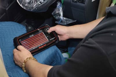 OBDスキャンツールは個々の機能に問題が生じていないかを点検する診断機。セキュリティ装着後、電装の各点検を行う