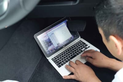 Car Audio Club:取り付け後、セキュリティ本体とPCアプリを連動させて動作チェック。各部センサーの調整を行う