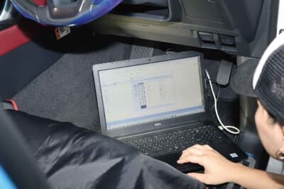 取り付け後、本体と専用アプリを連動させて動作チェックや各部センサーの調整。またOBDスキャンツールでの確認も行う