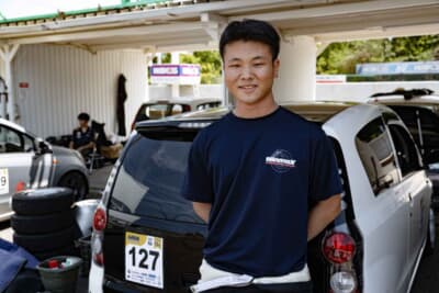 小学生のときにカートを始め、クルマの免許を取ってからはJAF公認のジムカーナやレースを経験