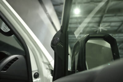 カロッツェリア・17cmセパレート2ウェイスピーカー( TS-C1740S)mpトゥイーターは、ハイエース専用トゥイーター取り付けキット(UD-K304)でドアミラー裏に装着。音の指向性の高いトゥイーターがリスナーの近くに設置することで、音場の輪郭がしっかりとする