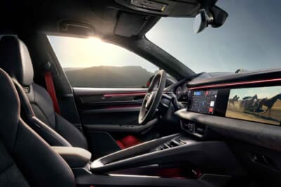 ポルシェ・マカンGTS：乗った瞬間に心を奪われるレーステックス、レザー、ブラックのエレメントが印象的なインテリア