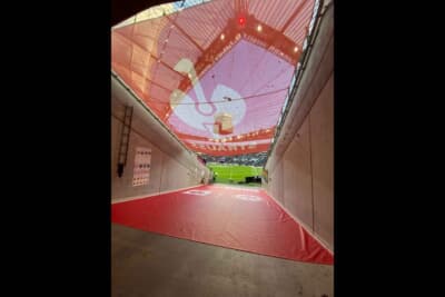 フォトグラファーがピッチへと向かう通路の様子