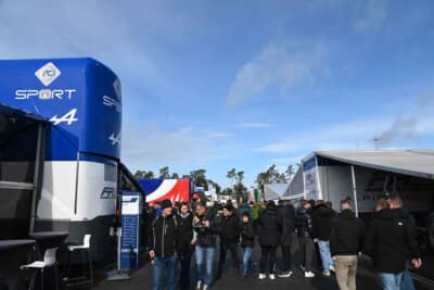 サポートレースのパドックも大勢で賑わっています。未来のF1ドライバーたちを応援する人々です