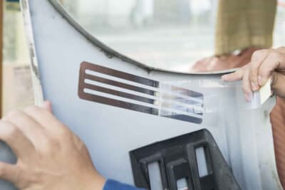 トヨタのアルミテープが理屈があるオカルトグッズの良例。GRからは空気の流れが向上するボディコートやガラスコートも発売されており、これらは静電気を除去して空気抵抗を低減および理想的な空力特性を実現する