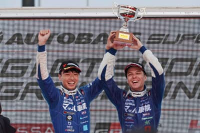 1位は5号車 TEAM MACHマッハ号の塩津佑介選手(左)、木村偉織選手(右)