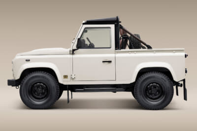 ランドローバーCLASSIC DEFENDER WORKS V8 MUROMACHI EDITION：足もとにナルヴィックブラック仕上げの16インチスチールホイールとマッドテレーンタイヤを装備