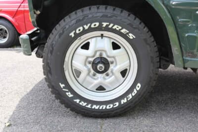 スズキ ジムニー：JA11型ジムニーの純正ホイールを装備している。タイヤは前後とも185/85R16サイズのトーヨータイヤオープンカントリーである