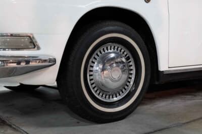 日野 コンテッサ1300クーペ：良好な状態の純正ホイールキャップが装着されている