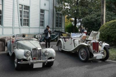 群馬大学理工学部の前身である桐生高等染織学校の校舎として1916年竣工された同窓記念館前に車両を展示