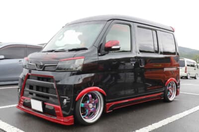 ダイハツ アトレーワゴン:翔プロデュース製のエアロパーツは装着部分のみが真っ赤にカスタムペイントされている