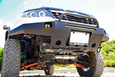 スバル フォレスター：完全自作のアイアンバンパー。フォグライト部やアンダーガード部に冷却用のホールを設けている。オーナーの経験に沿った作りになっていた