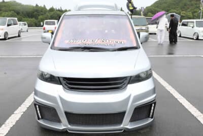 スズキ ワゴンRスティングレー:スタンダードとは異なるフェイスのワゴンRスティングレーの表情作りについては、ボンネットをファイブワークス製バッドフェイスに交換してアレンジした